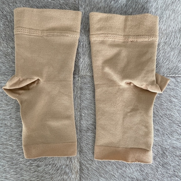 ANKLE COMPRESSION SLEEVE - ANKLE BRACE SMALL-MEDIUM - Picture 3 of 4